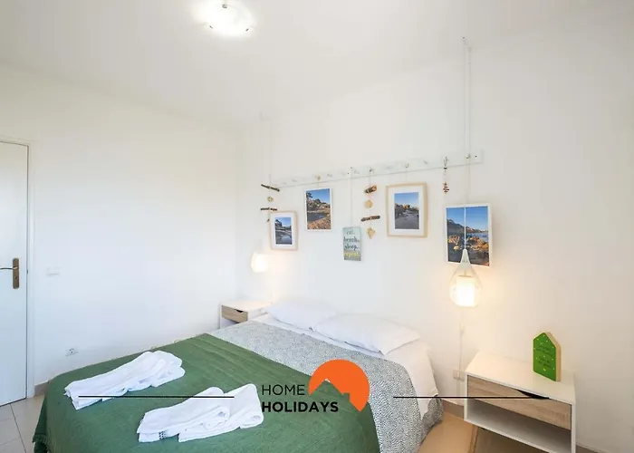 #006 Foxy D By Holidays *