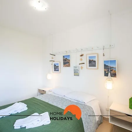 #006 Foxy D By Holidays *